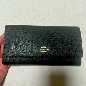 Coach wallet Looks brand new!
